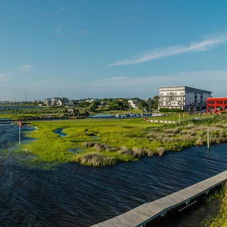 Downwinder - Waterfront 2-Bedroom, 2-Bathroom Suite At Real Watersports